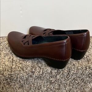 Dansko women Leather shoes NWOT 
size:8.5 US 
DO Not Follow size chart.